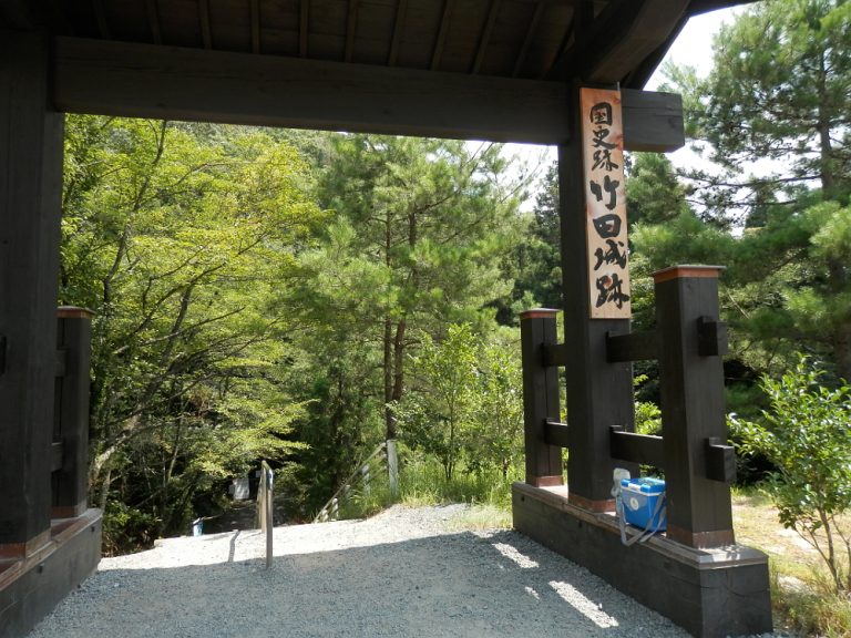 豊岡 竹田城跡地 入り口の門