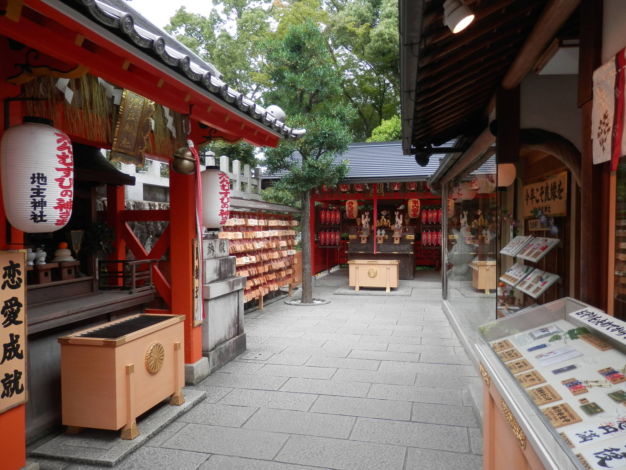 地主神社 本殿と栗光稲荷