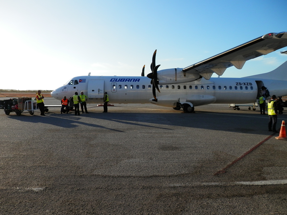 ヌエバ・ヘローナ（Nueva Gerona）空港 到着後の飛行機