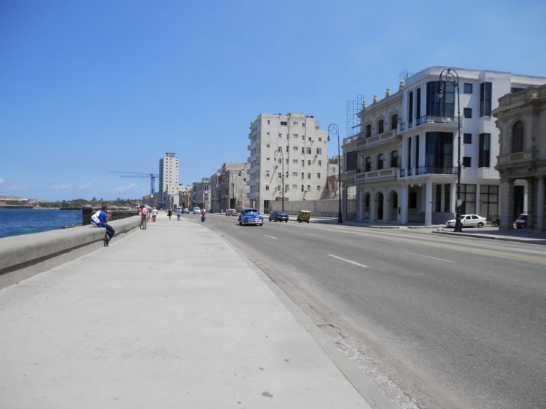 キューバハバナの海岸線