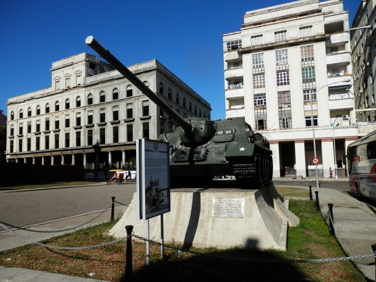 キューバハバナ 革命博物館前の戦車