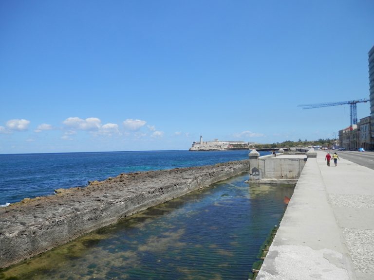 キューバハバナの海岸線