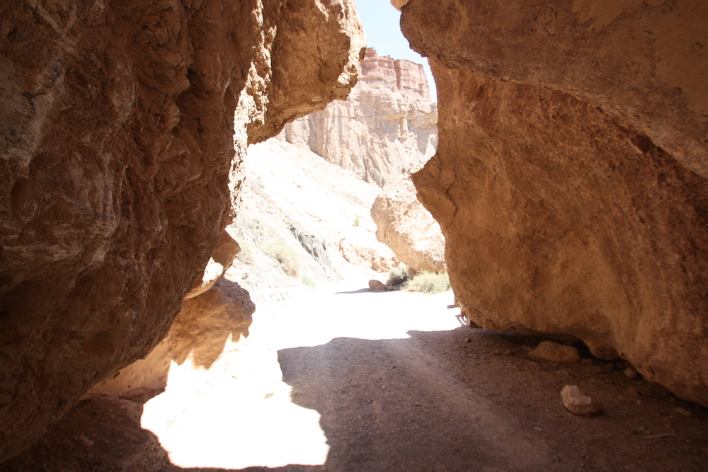 Charyn Canyon Large Rock02