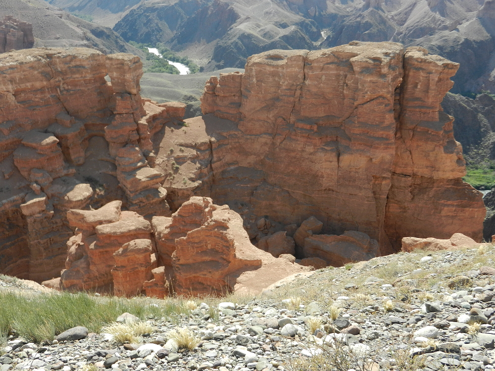 逆側から見たチャリン・キャニオン（Charyn Canyon）