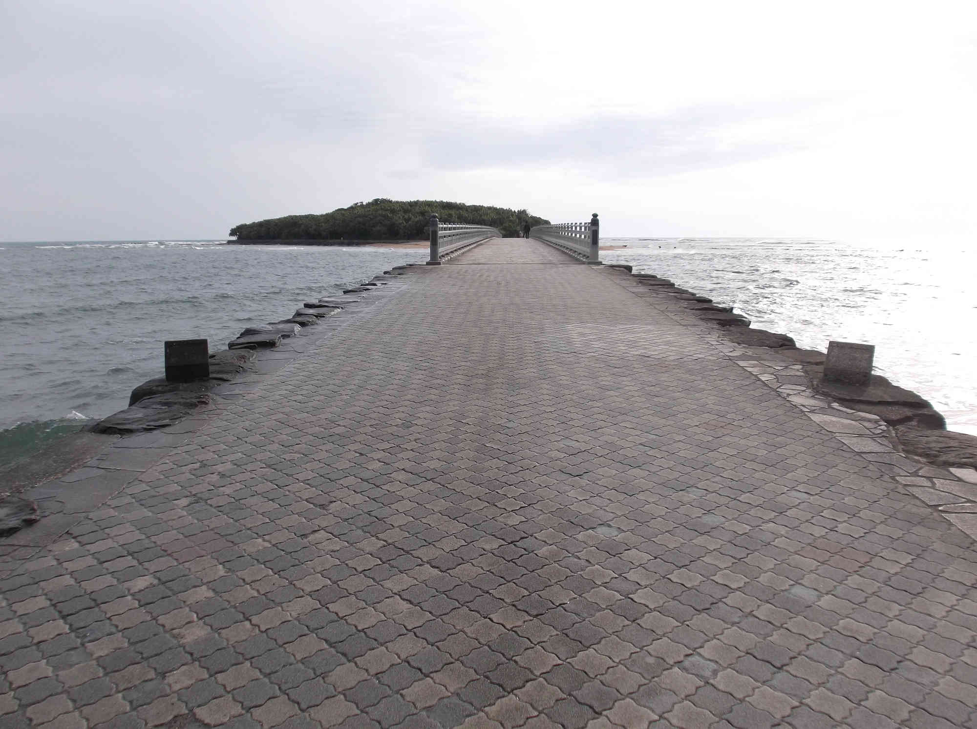 青島へ続く橋（弥生橋）