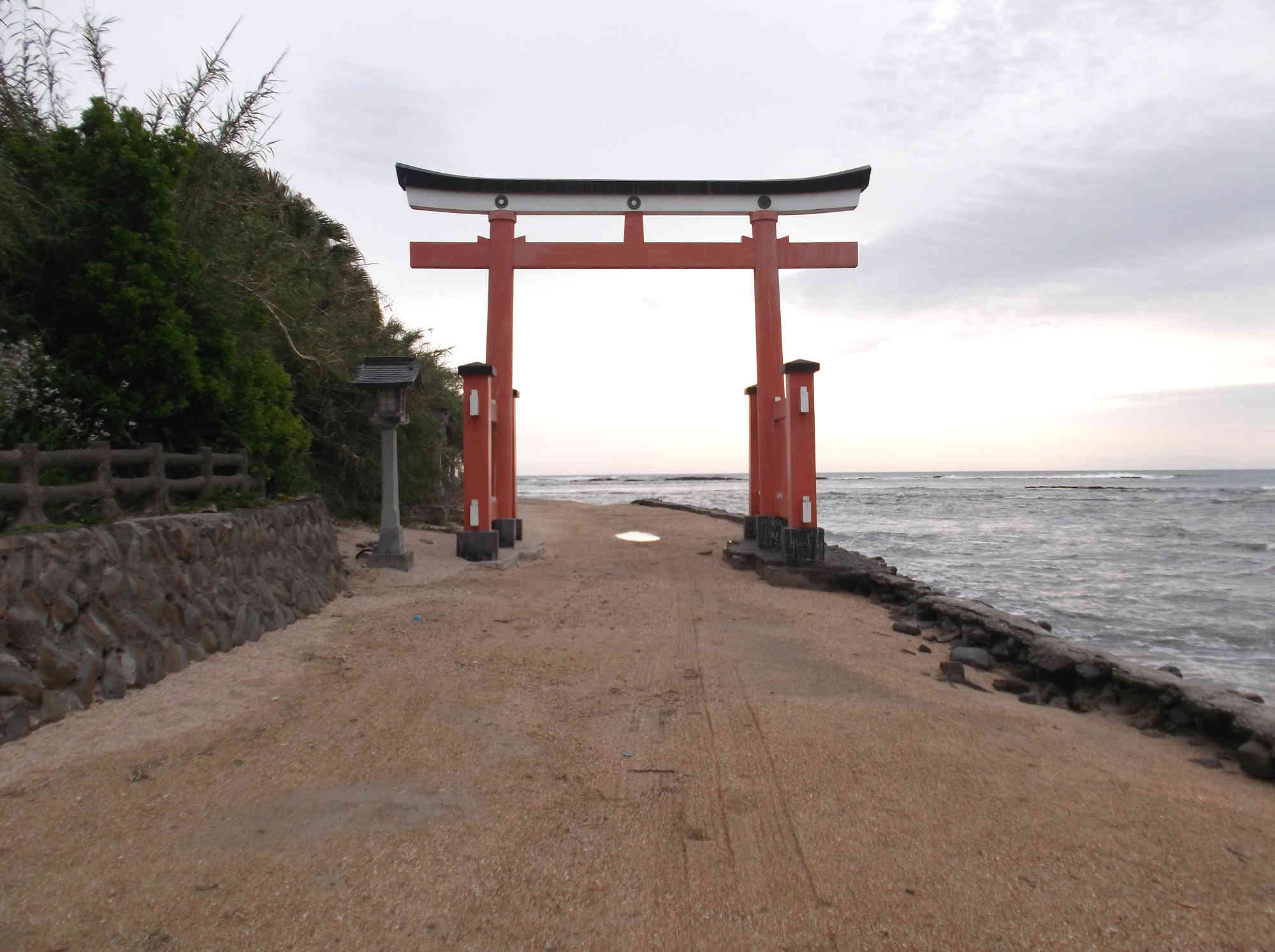 青島神社の朱色の鳥居