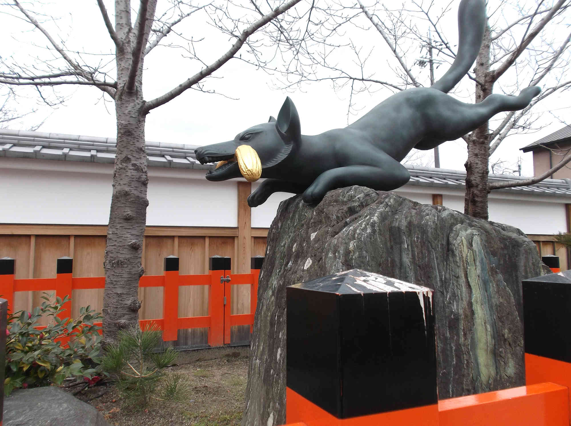 鳥居前のお狐様