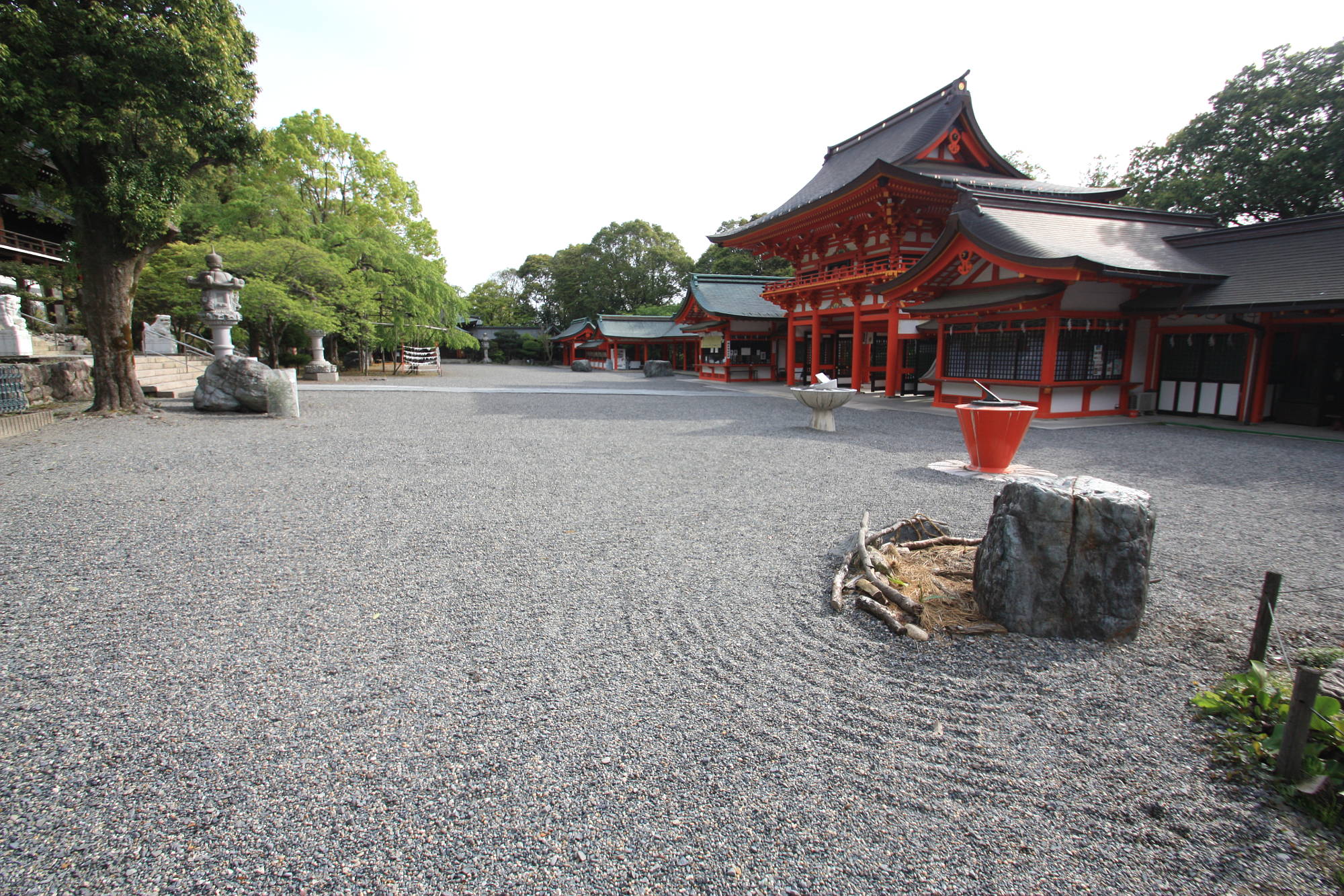 近江神宮の境内