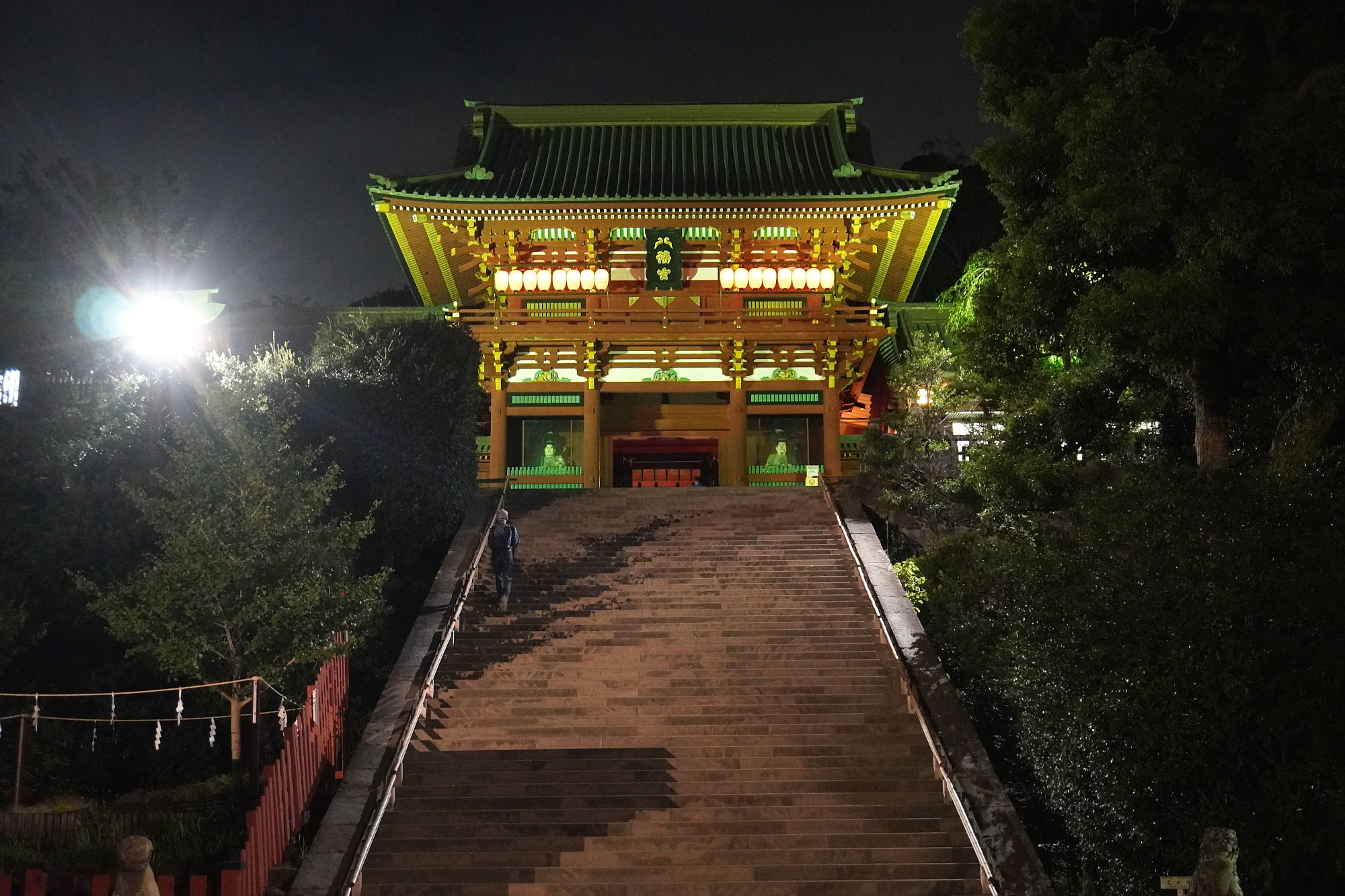 夜の鶴岡八幡宮