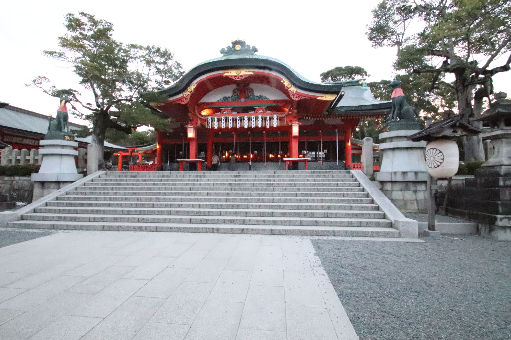 伏見稲荷神社の夜明けの内拝殿