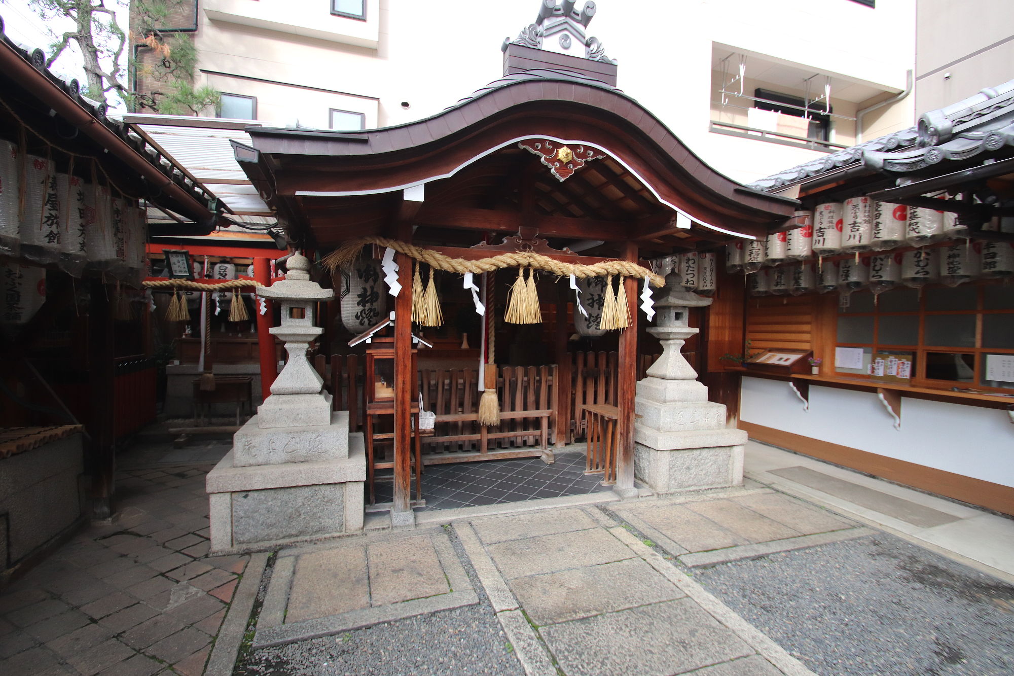 白山神社の拝殿