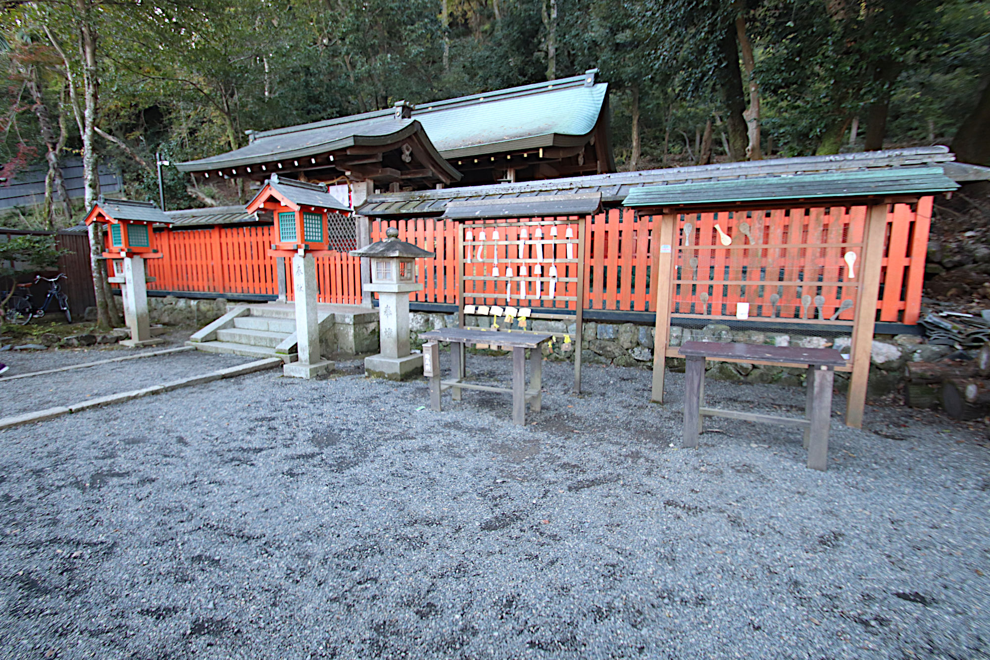 櫟谷宗像神社の拝殿（松尾大社の摂社）