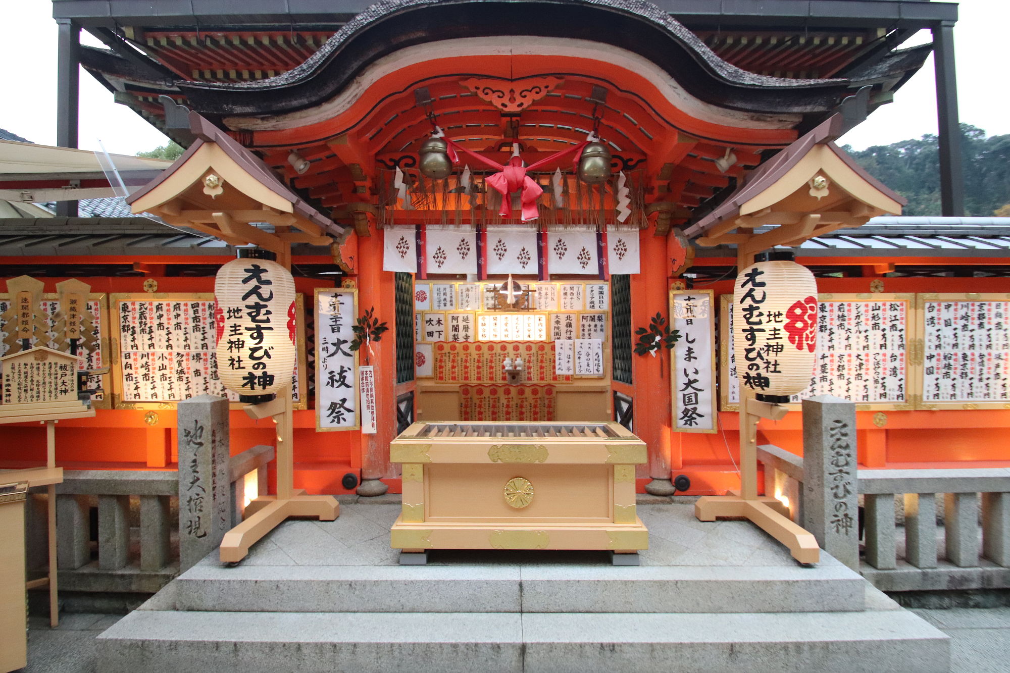 地主神社の拝殿