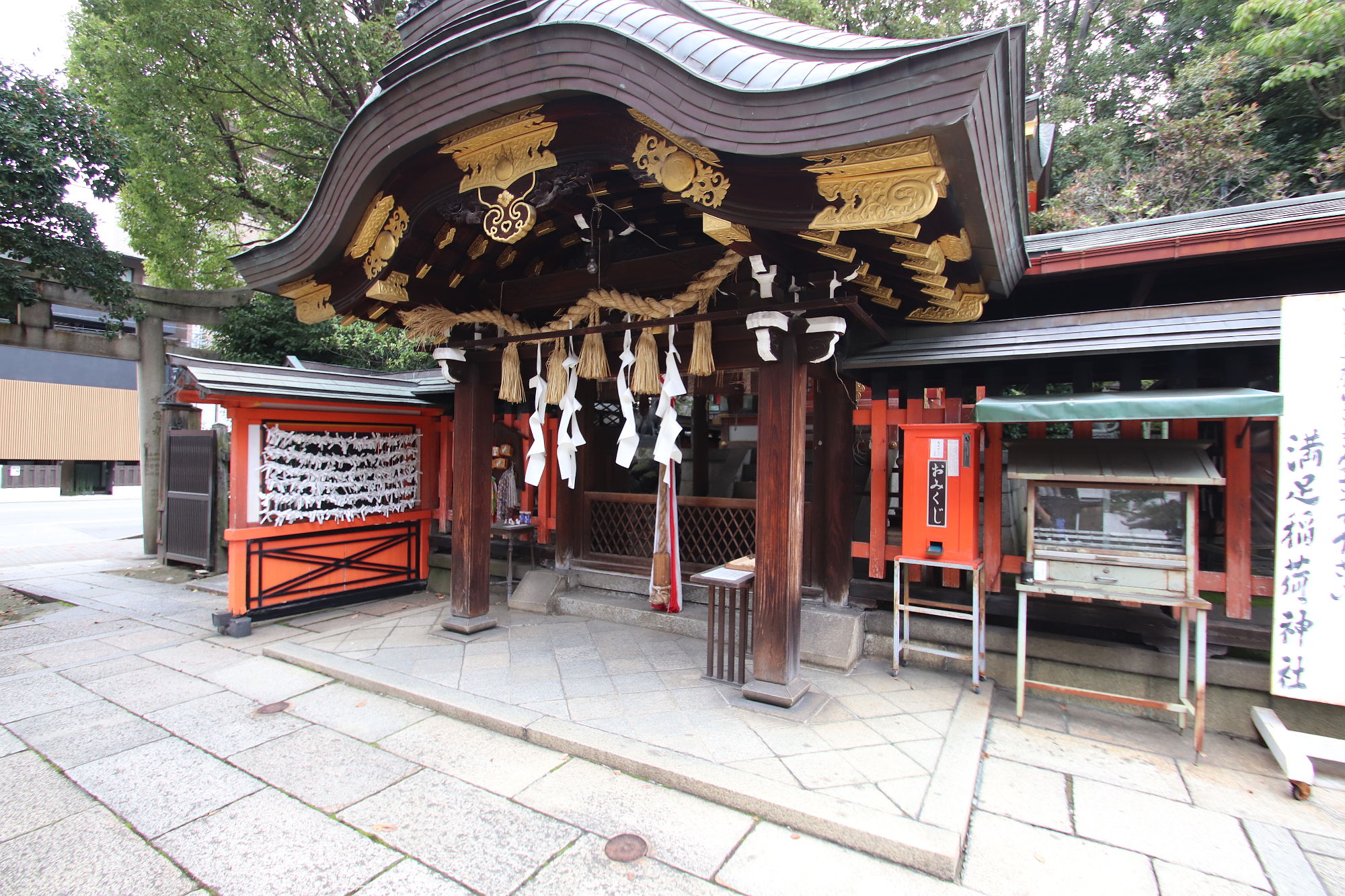 満足稲荷神社の拝殿