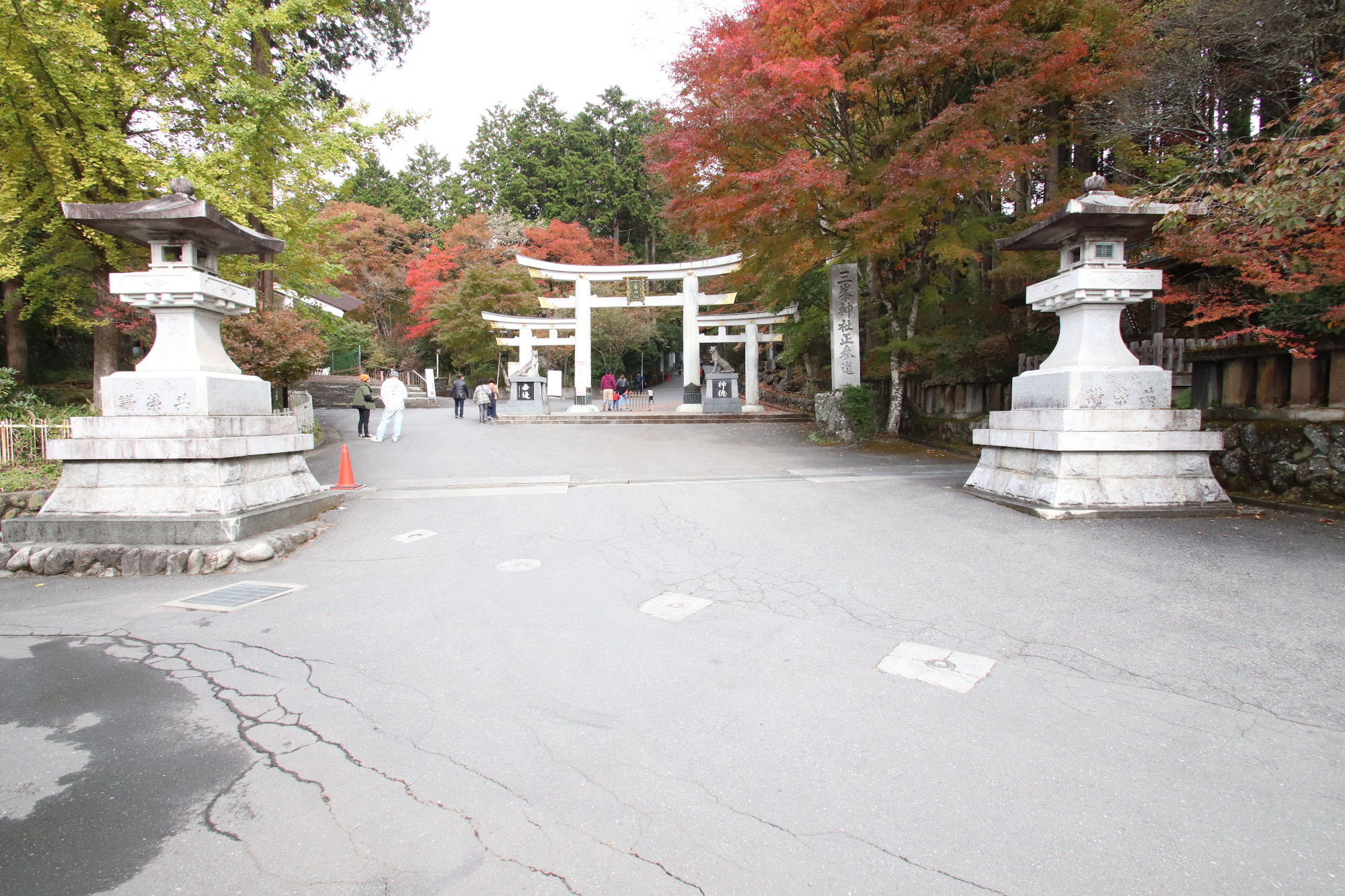 三峰神社の三ツ鳥居