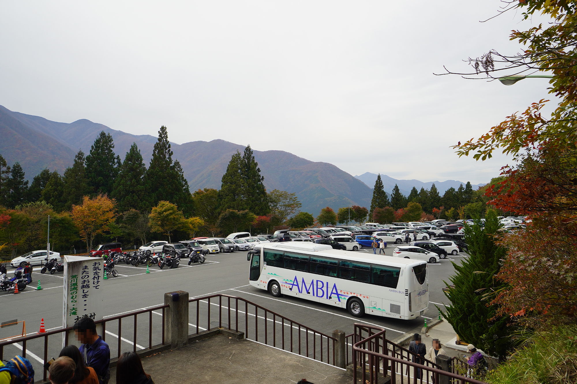 三峰神社の駐車場