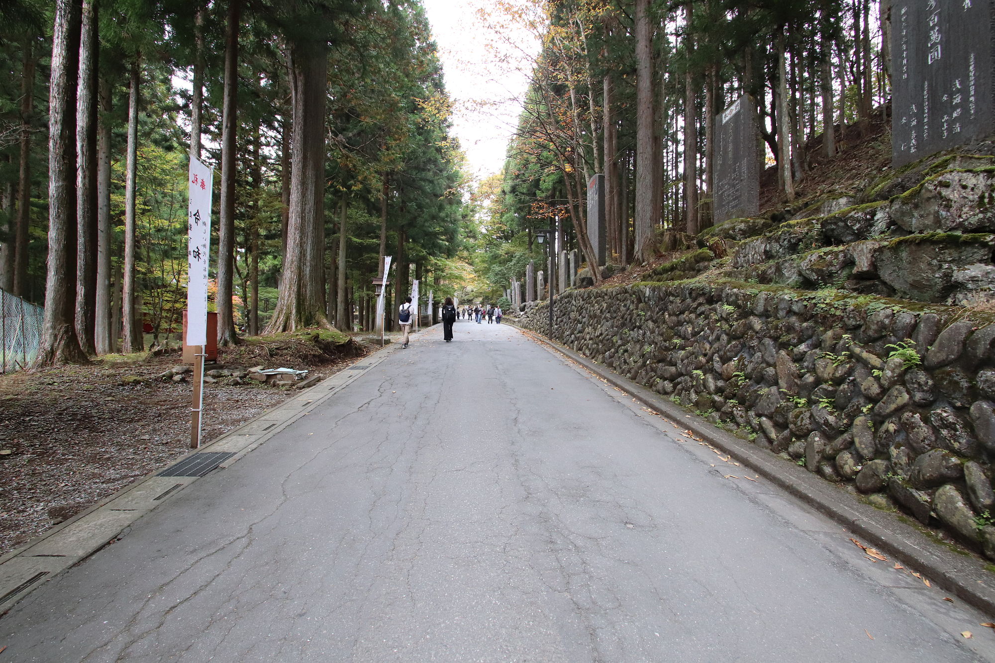 三峰神社の参道