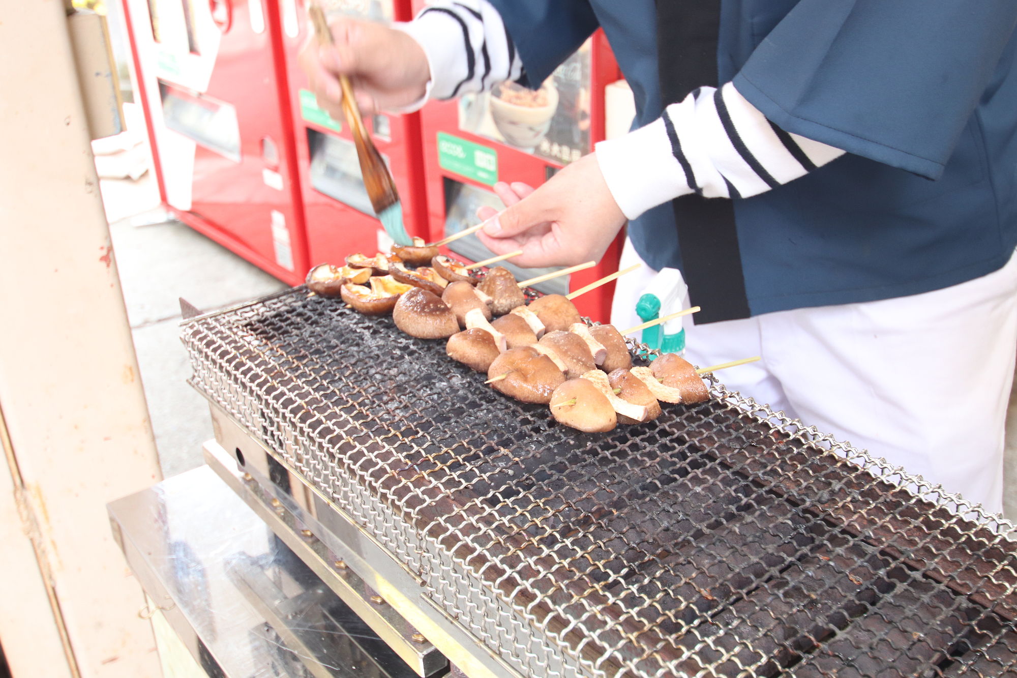 三峰神社 しいたけを焼いているところ