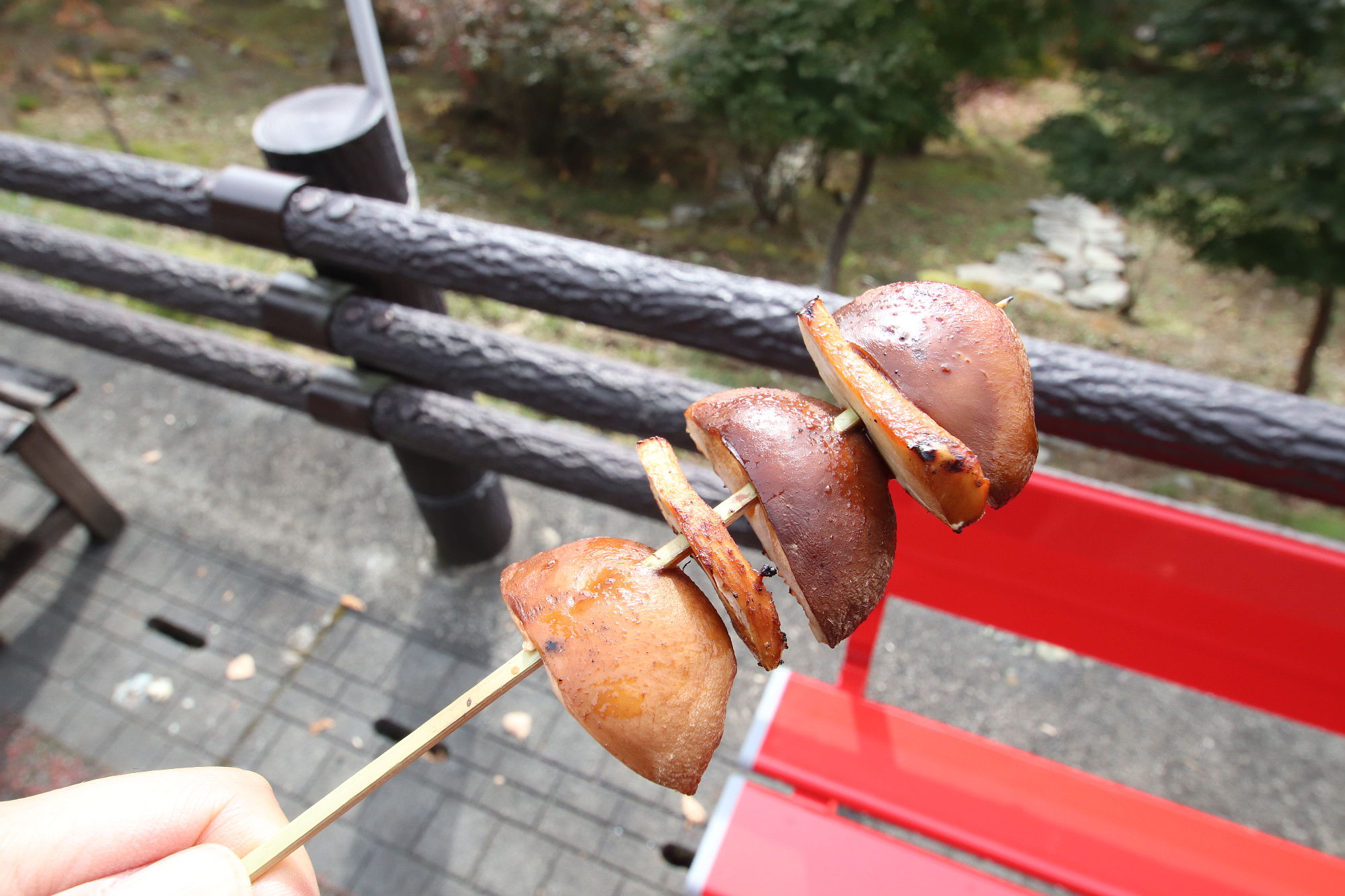 三峰神社 しいたけの串焼き