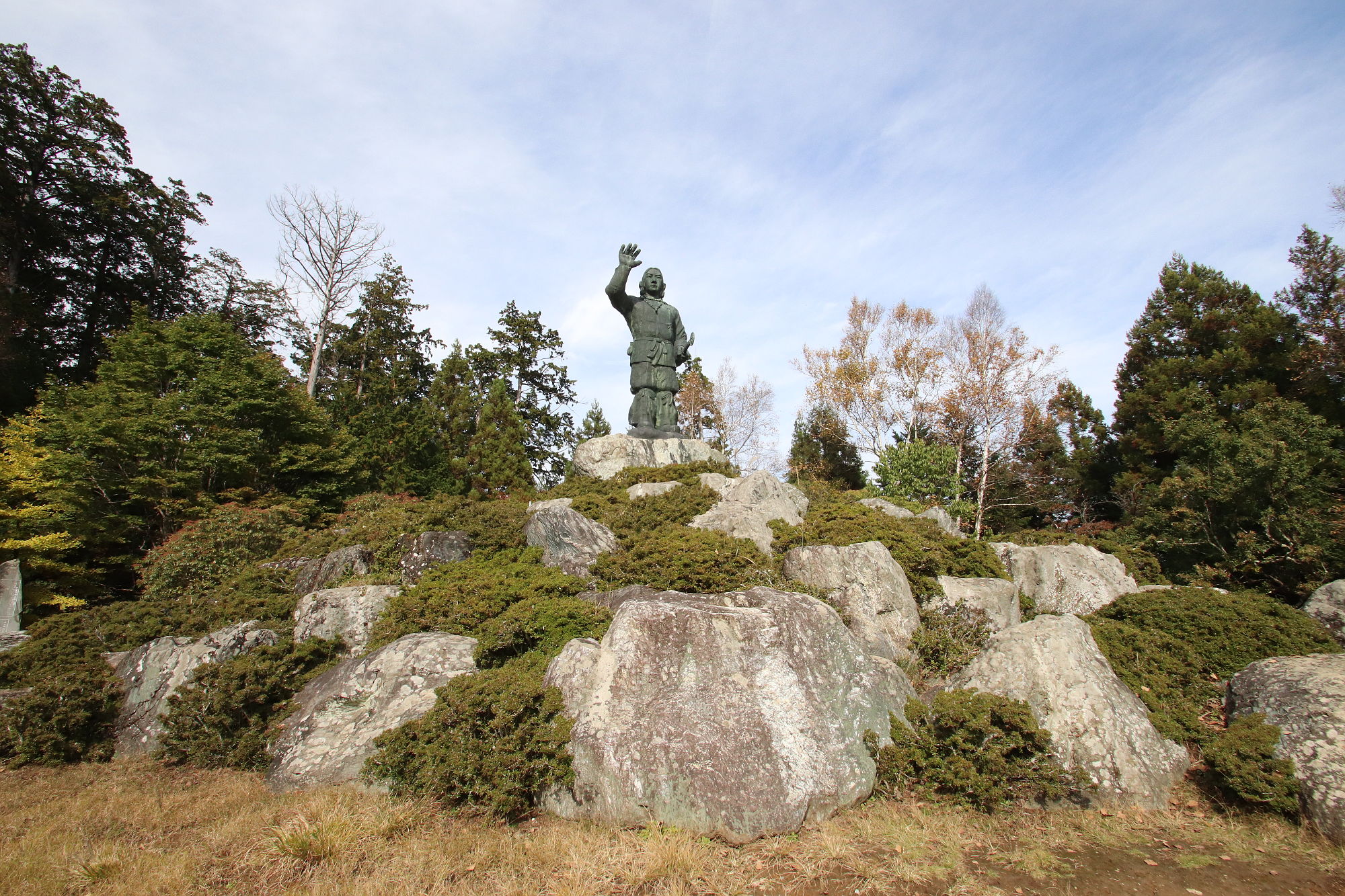 三峰神社の日本武尊の銅像