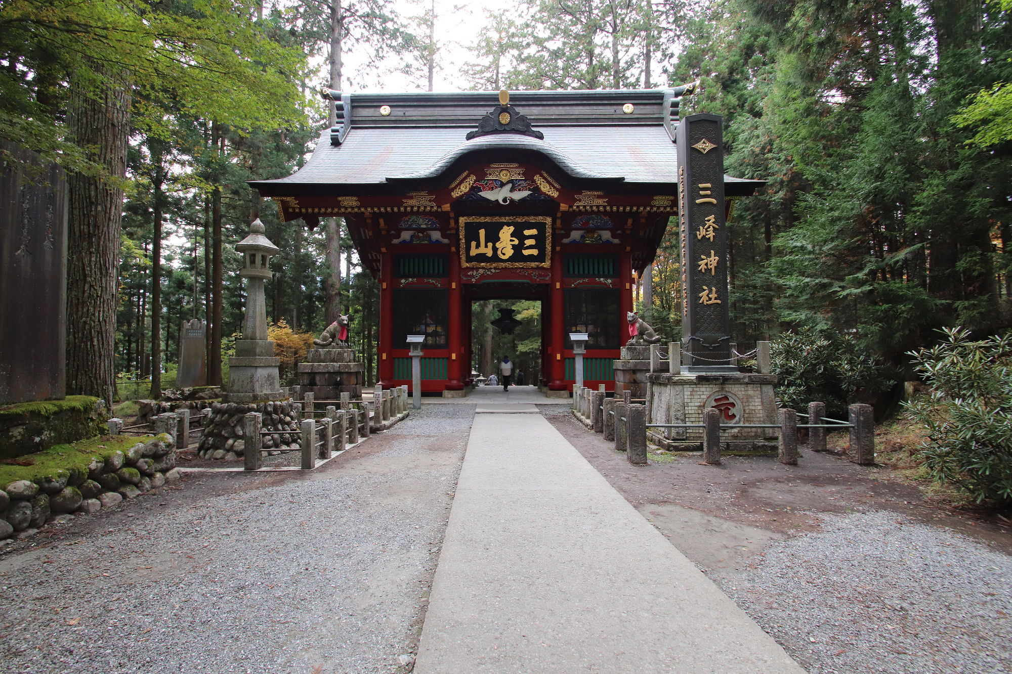 三峰神社の随身門