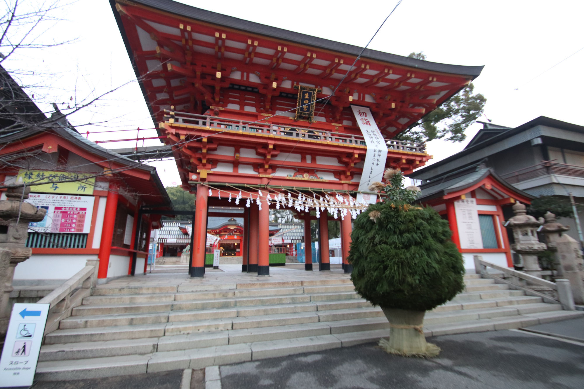 生田神社の楼門