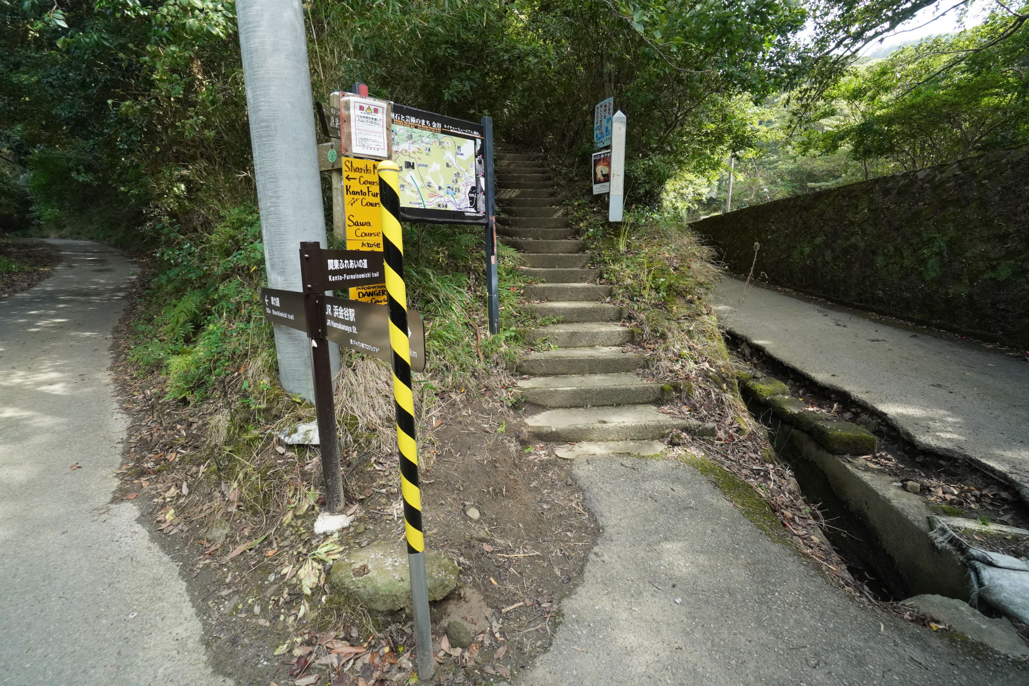 鋸山の麓