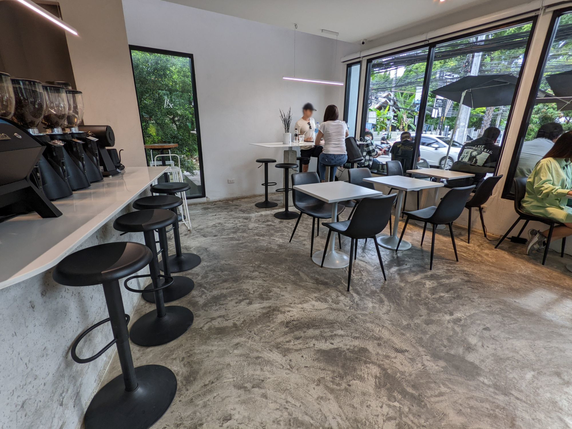 「Roastniyom Coffee」の店内