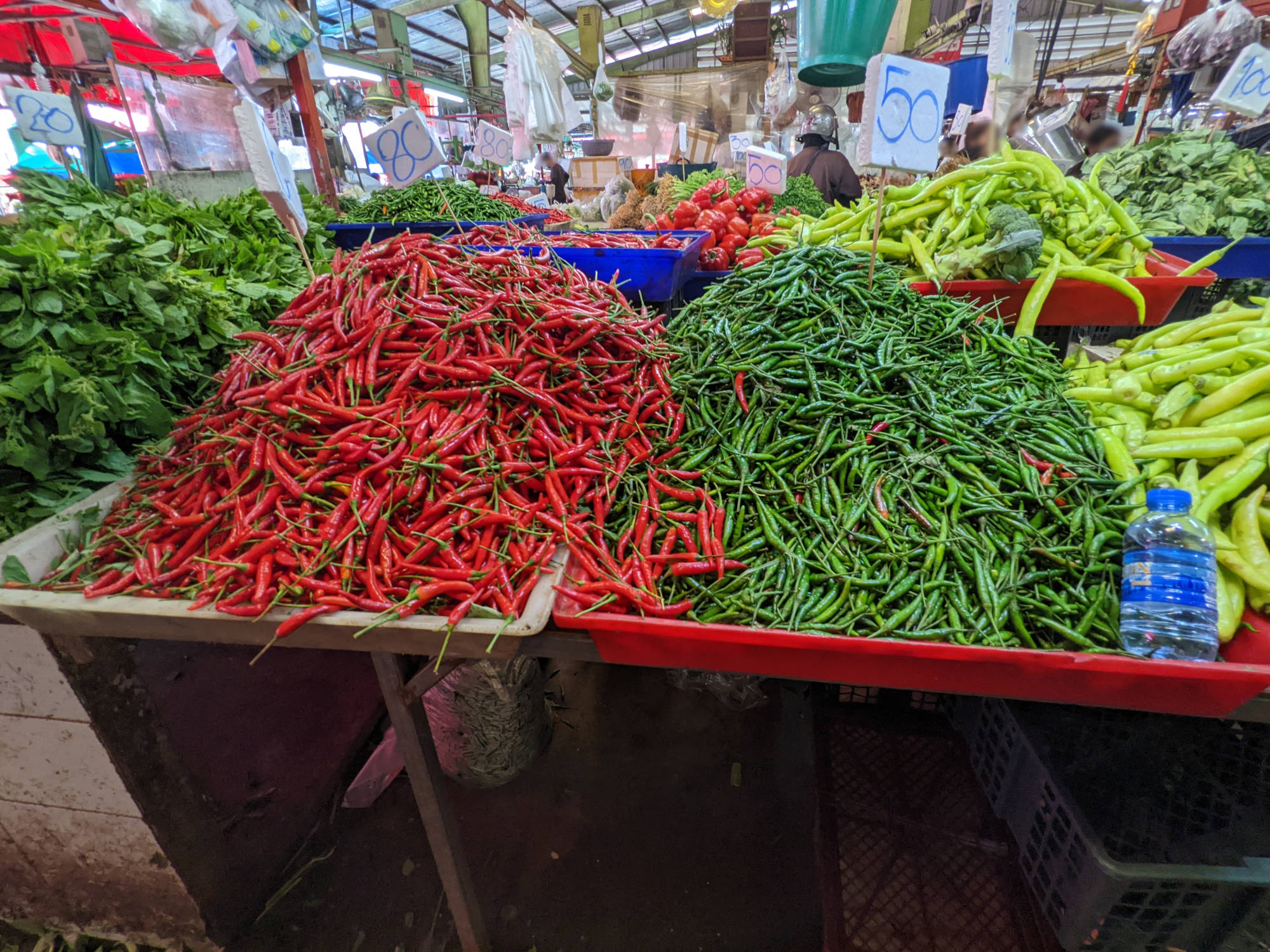 クロントーイ市場で売られている野菜