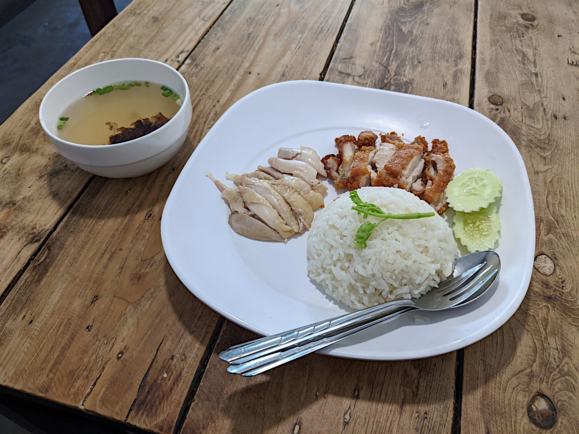 チェンマイ「Chicken rice Koyi」のカオマンガイ