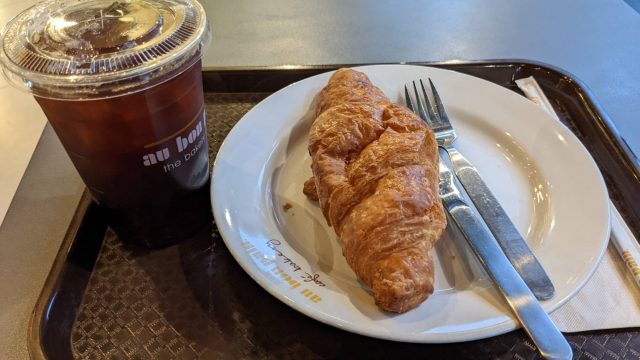 au bon pain(オー ボン パン)のクロワッサンとアイスコーヒー