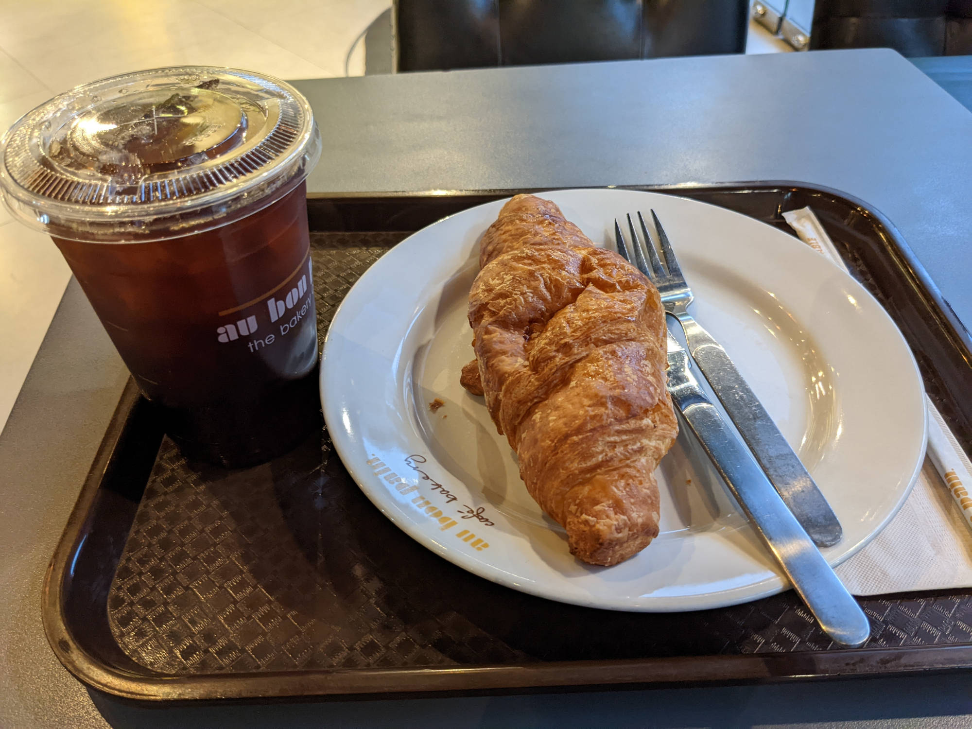 Au Bon Pain(オー ボン パン)のクロワッサンとアイスコーヒー